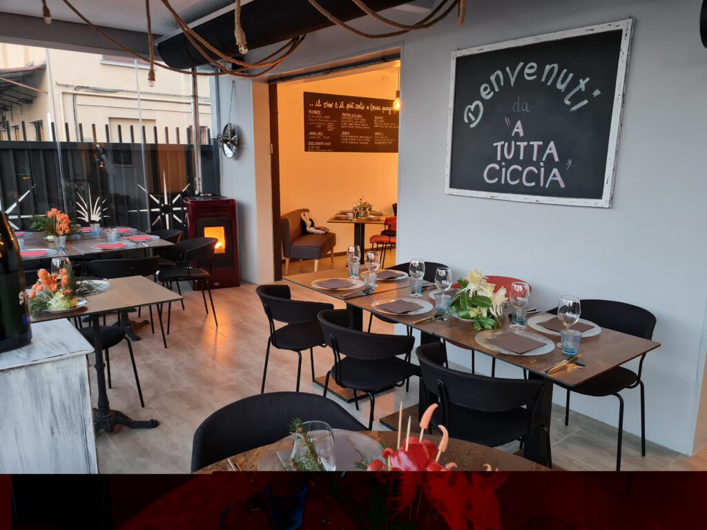 Ristorante A tutta Ciccia, tavoli interni e nel dehors. 